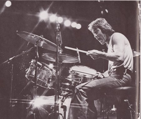 k-Dennis-drums-verschmitzt-laechelnd1976 002.jpg