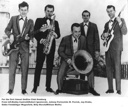 JOHNNY &amp; THE HURRICANES - FOTO 14 - 1962 in Hamburg auf Hotel Dach.JPG