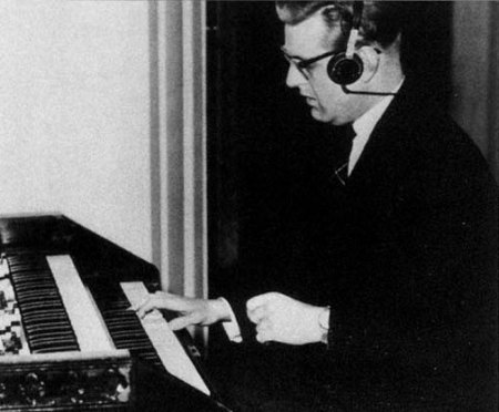 GERHARD HEINZ an der Hammondorgel