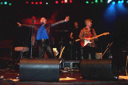 Wright, Stevie - 31-10-2003 on stage.jpg