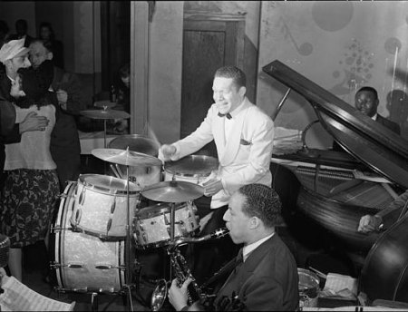 Saunders, Red 1942.jpg