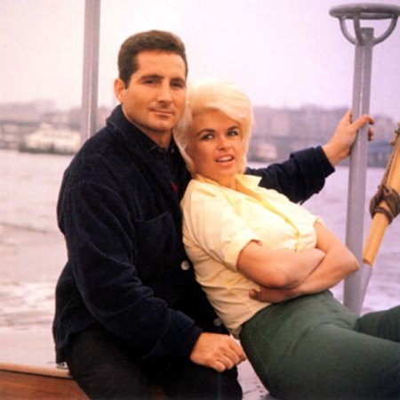 Mansfield,Jayne38mitFreddy auf Kiste stehend.jpg