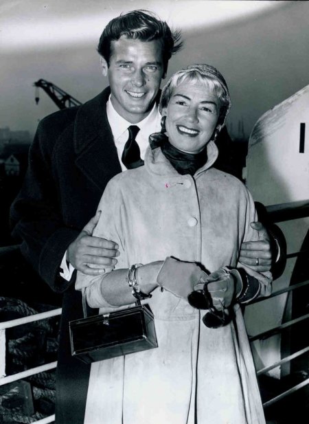 Squires,Dorothy07mit Roger Moore.jpg