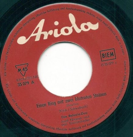 C. Valente und Helen Marius Ein Ring mit 2 blutroten Steinen