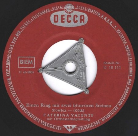 C. Valente und Helen Marius Ein Ring mit 2 blutroten Steinen