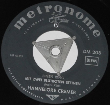 C. Valente und Helen Marius Ein Ring mit 2 blutroten Steinen