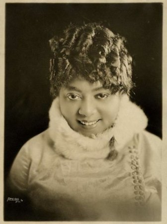 MAMIE SMITH & HER JAZZ HOUNDS