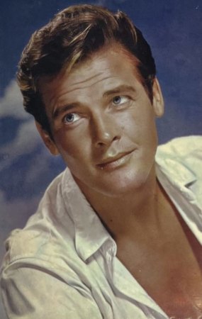 ROGER MOORE