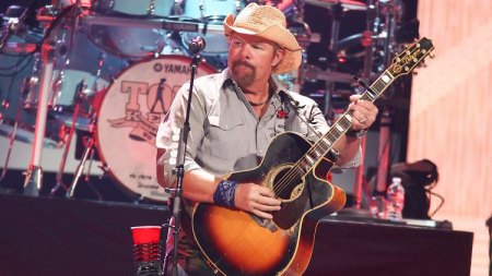 TOBY KEITH  (1961 - 2024)