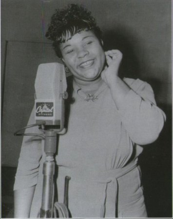 JULIA LEE, Vokalistin und Pianistin