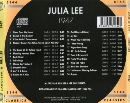 JULIA LEE, Vokalistin und Pianistin