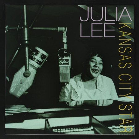 JULIA LEE, Vokalistin und Pianistin