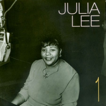 JULIA LEE, Vokalistin und Pianistin
