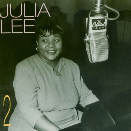 JULIA LEE, Vokalistin und Pianistin