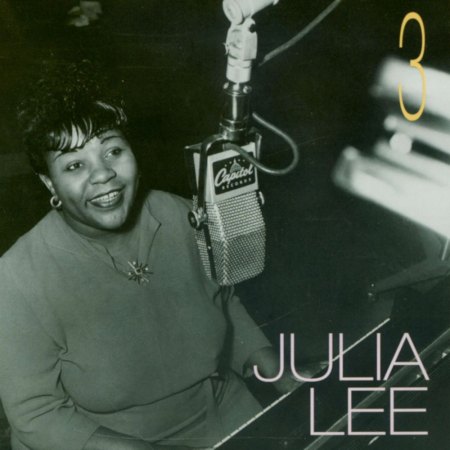 JULIA LEE, Vokalistin und Pianistin