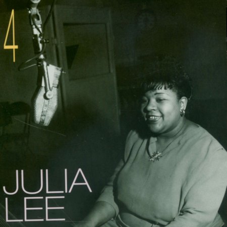 JULIA LEE, Vokalistin und Pianistin