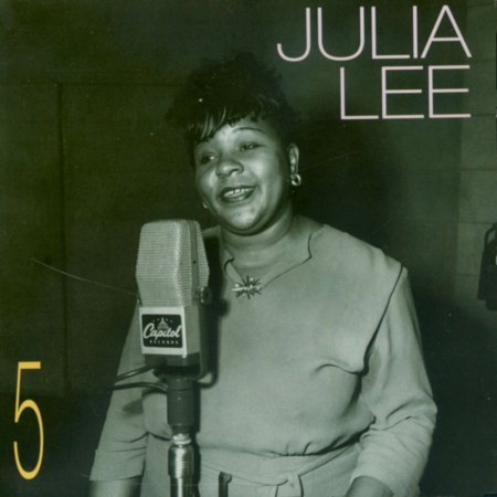 JULIA LEE, Vokalistin und Pianistin