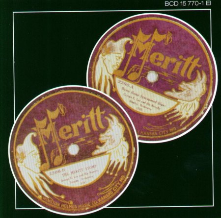 JULIA LEE, Vokalistin und Pianistin