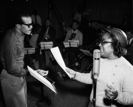Scott,Mabel12am 29-8-1955 mit Les Welch und Orchester im Recording Studio.jpg