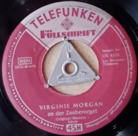 VIRGINIE MORGAN mit ihrer Zauberorgel