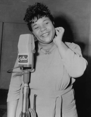 JULIA LEE, Vokalistin und Pianistin