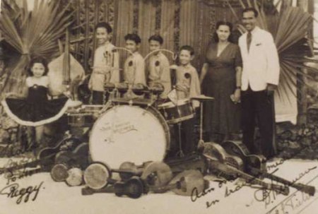 470000_Tielman brothers_Indonesia, Surabaya_die ganze Familie.jpg