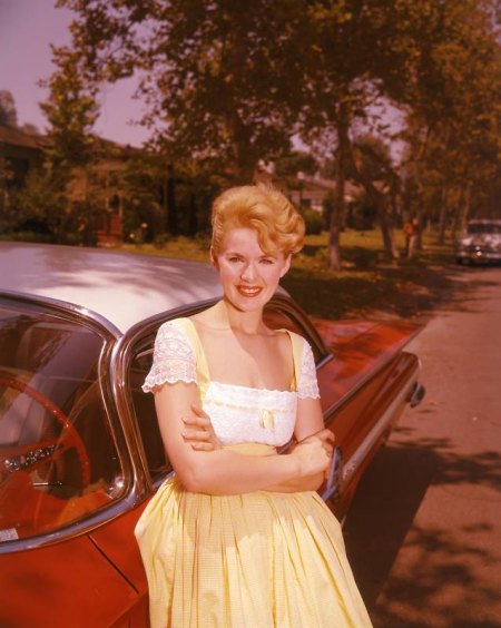 Stevens,Connie56mit Auto.jpg