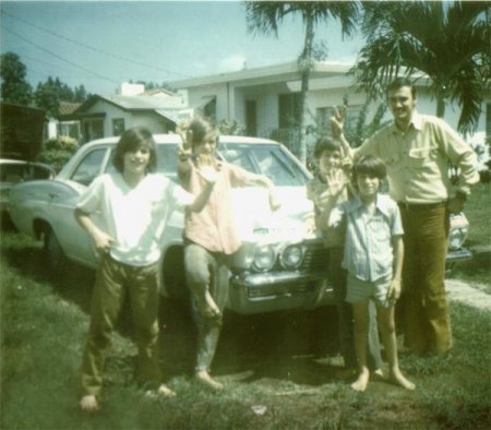 Dean,Wally07mit seinen vier Jungs in den 70ern.jpg