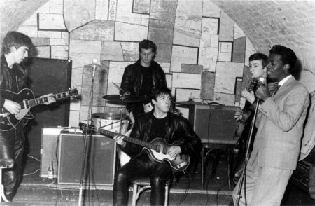 Jones,Davey04Cavern Club 1961 mit den beatles.jpg
