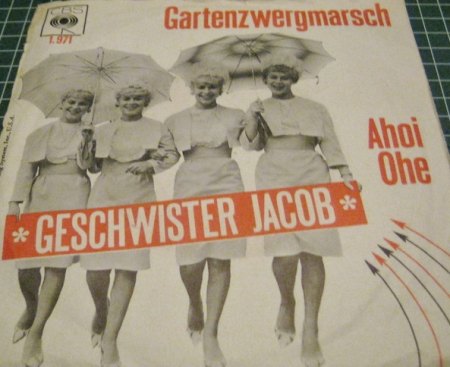 Jacob Sisters05Gartenzwergmarsch.jpg