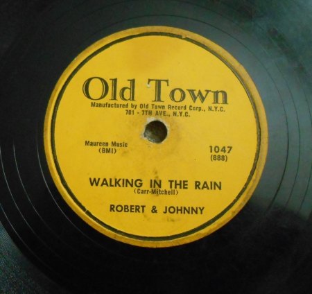 ROBERT &amp; JOHNNY - Walking in the rain -B-.JPG