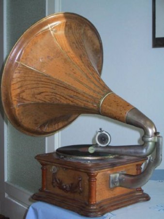 Grammophon mit Holzimitat .JPG