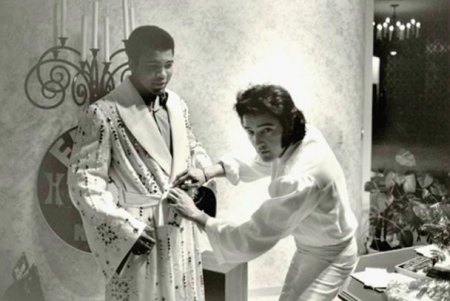 Elvis-with-Ali-in-his-Suite-at-the-Las-Vegas-Hilton-1973.jpg